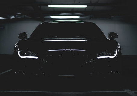 黒塗りの車