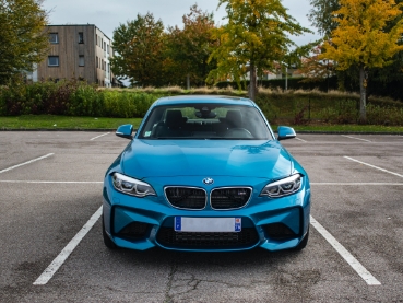 駐車場に停車してる青のBMW